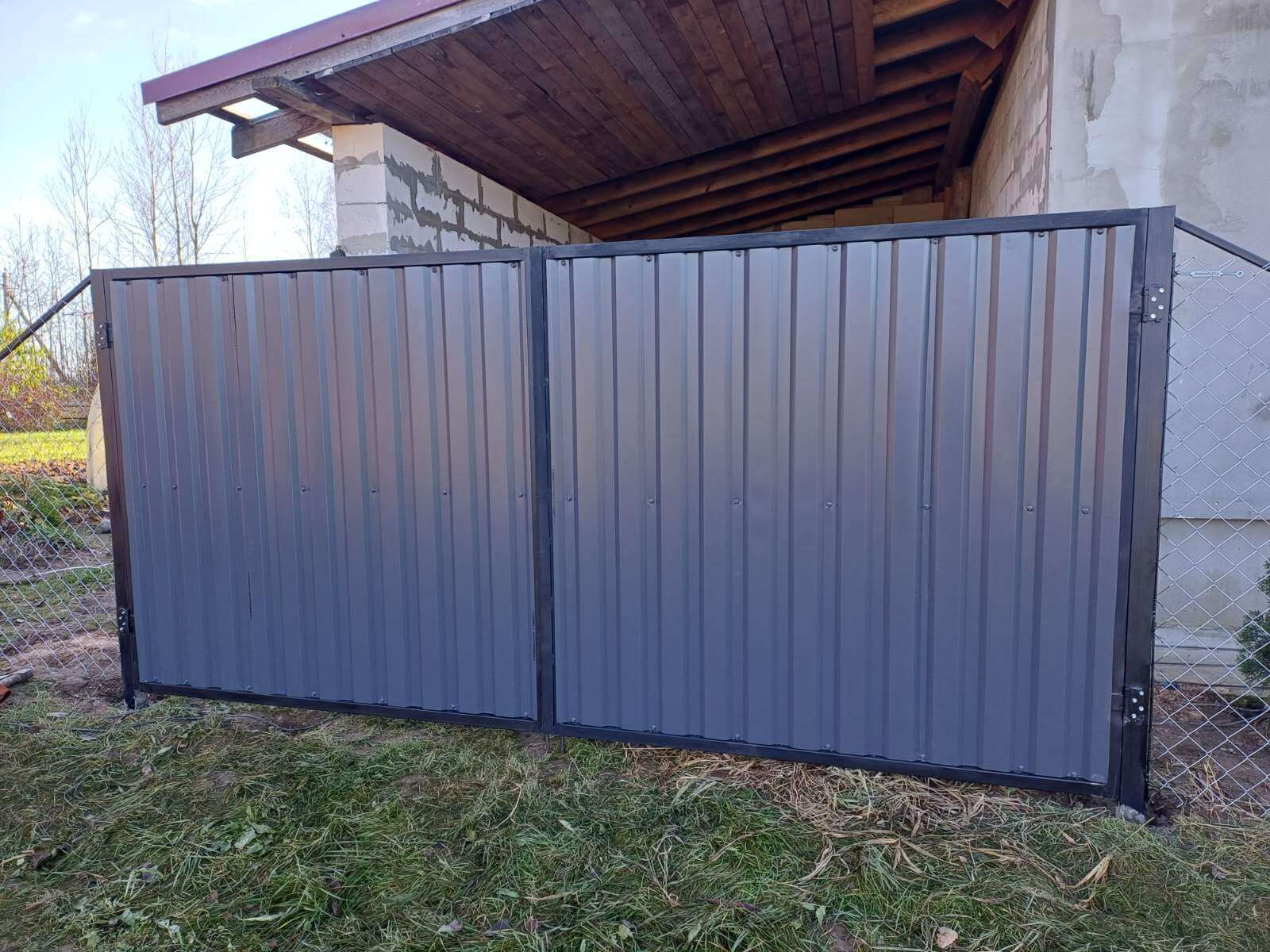 Монтаж распашных ворот из профнастила в Могилёве